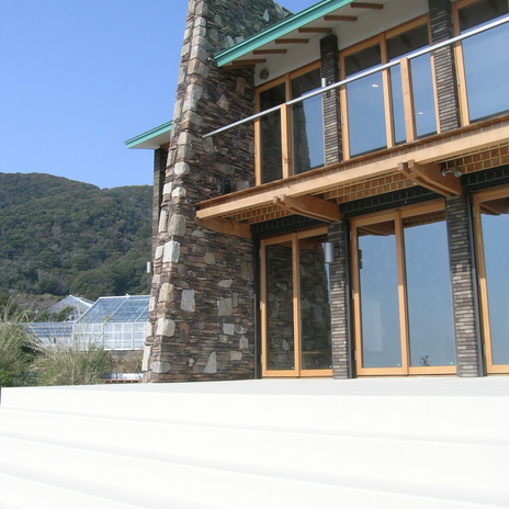 建物からビーチへと続くようなテラス