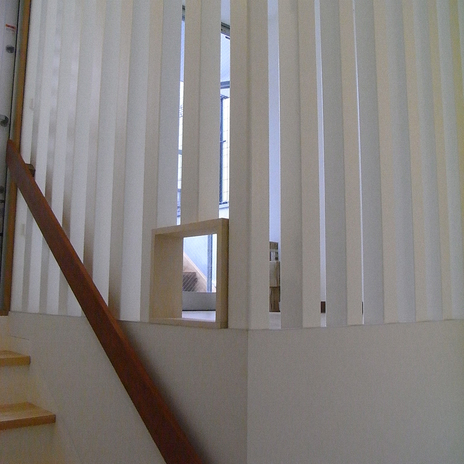 部屋は壁を作らず階段ホールからも視線が抜ける列柱