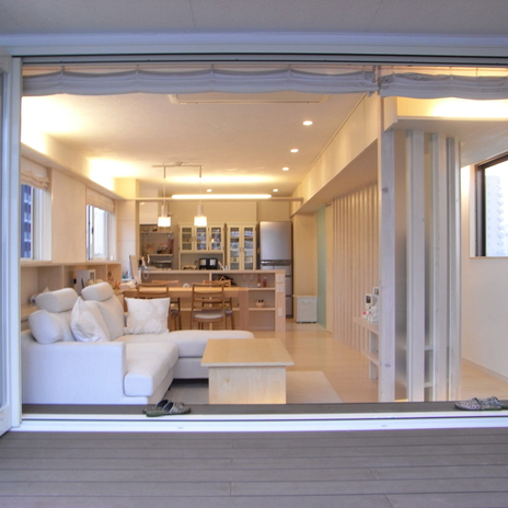フルオープン窓を開ければリビングとバルコニーが一体となった半屋外のような開放的な空間に