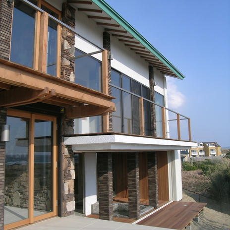 海を望む面には大きなバルコニーと露天風呂