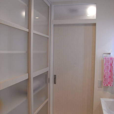 建具のデザインも揃えて白くシンプルな洗面スペース