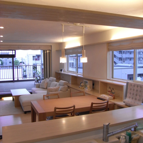 白い室内に間接照明がやさしい雰囲気のLDK