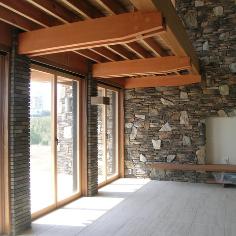 建物の外側まで石張りの壁が続き屋外と一体化したような雰囲気の室内