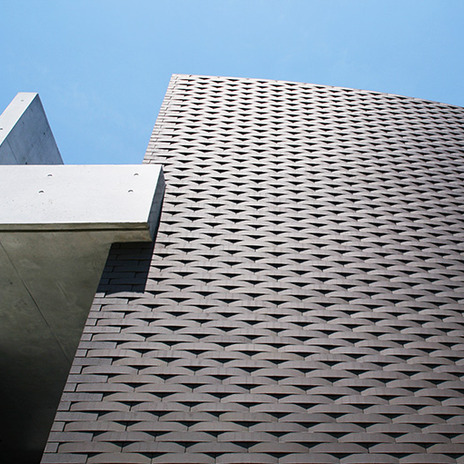 ゴザ目編みのような力強い外壁