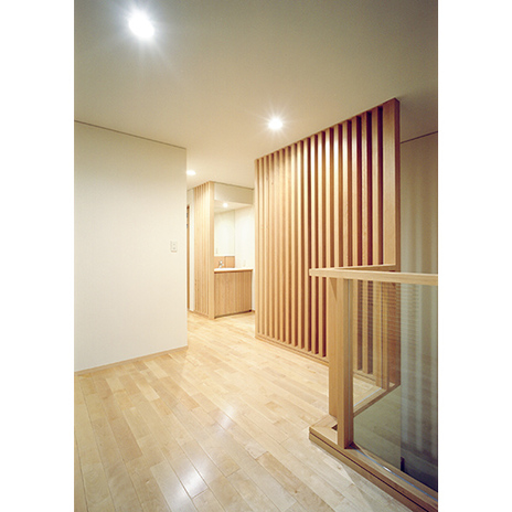 板が連なる壁がある2階廊下