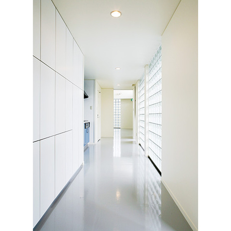 ガラスブロックの優しい光が差し込む室内