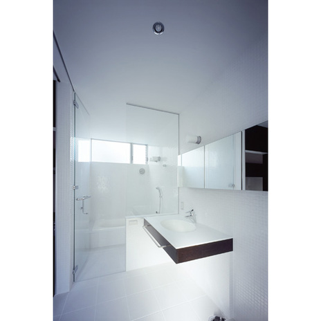 ホワイトベースのモダンなバスルーム