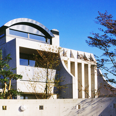 R状の屋根とコンクリートのスリットが個性的