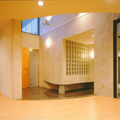 ベンチを配置した広々玄関ホール