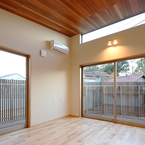板張りの天井で風合い豊かな室内