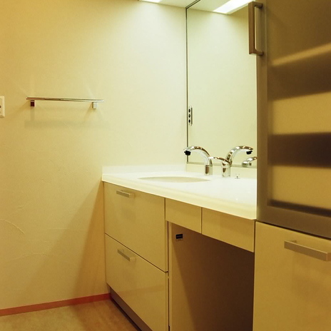 珪藻土の壁が自然な表情の洗面スペース