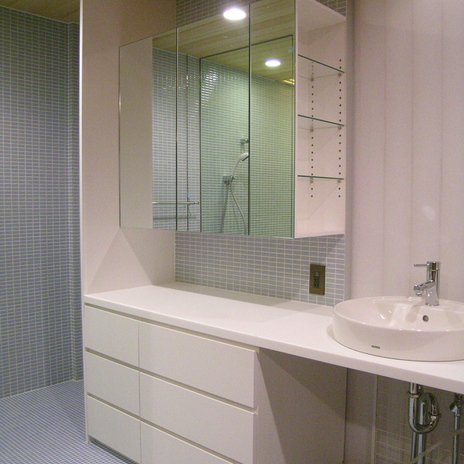 青いタイルと白い建具が爽やかな洗面スペース