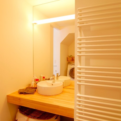 鏡と照明のデザインがおしゃれな洗面スペース