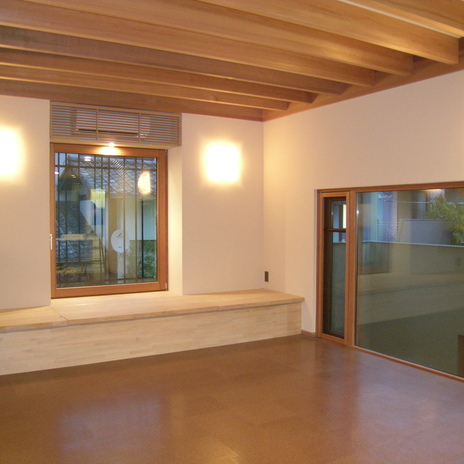 ルーバー天井で空間の奥行きを感じられる室内