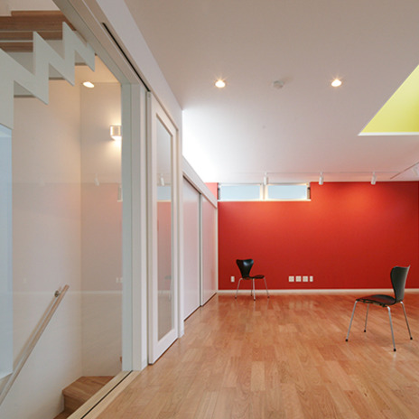 鮮やかな色合いのリビング