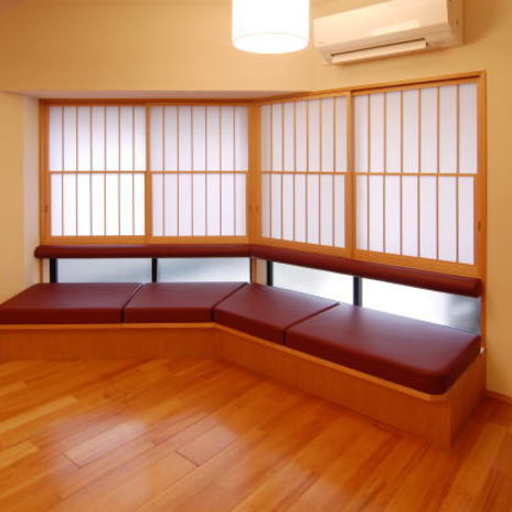 造り付けのベンチで来客が来てもゆったりくつろげるリビング