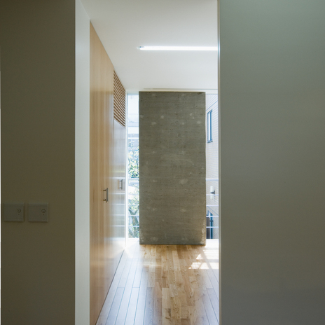 白い室内に所々残されたコンクリート打ちっぱなしの壁面がアクセントに