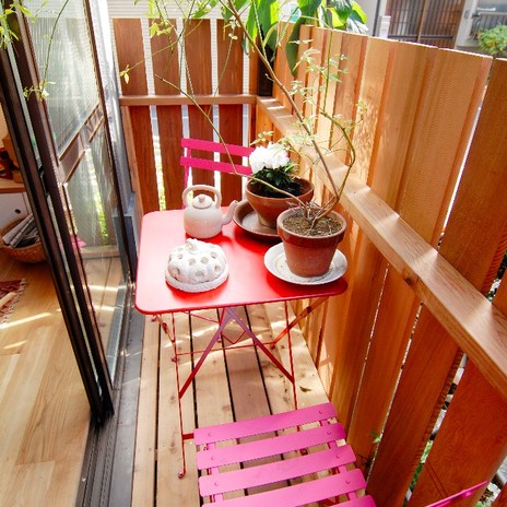 小さなバルコニーでゆったりお茶もできる