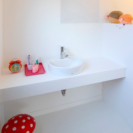 可愛らしい子ども用の洗面スペース