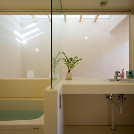 狭小住宅とは思えないバスルームの開放感