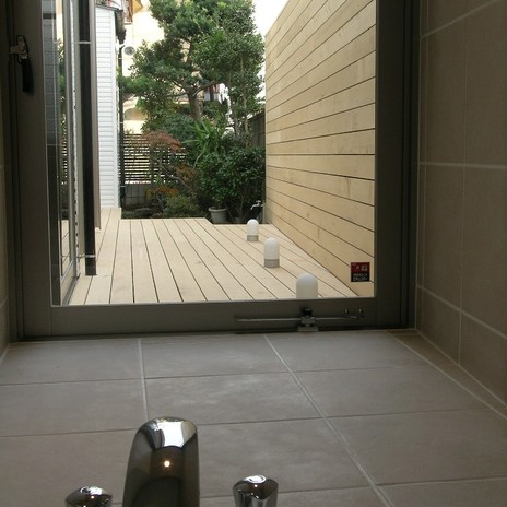 バスタブからウッドデッキや庭を眺める