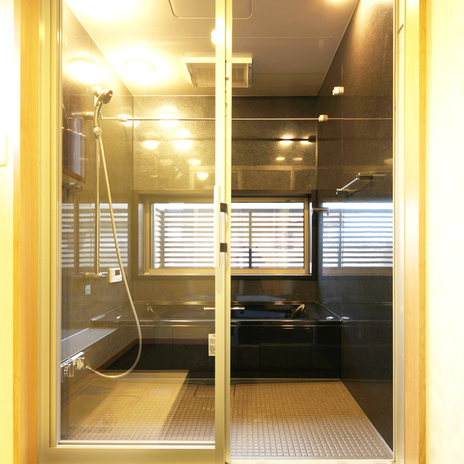 黒を基調にしたシックなバスルーム