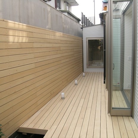 心地よい風と光を感じられるウッドデッキのテラス