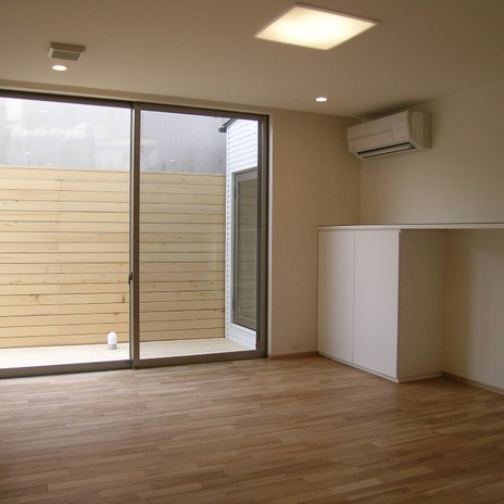 大きな窓から見えるウッドデッキは部屋がそのまま屋外に繋がっているような開放感