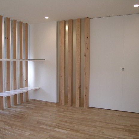 室内の所々に列柱の壁でインテリアのアクセントに