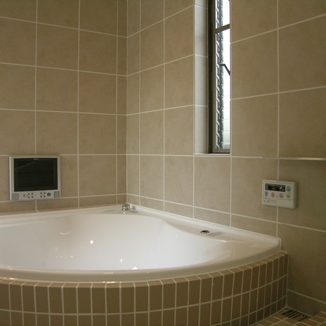 ゆったりと浸かれる扇形のバスタブ