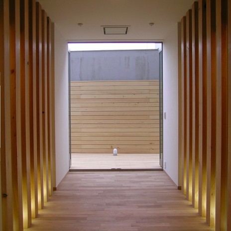 列柱には床から立ち上がる間接照明で奥行き感を演出