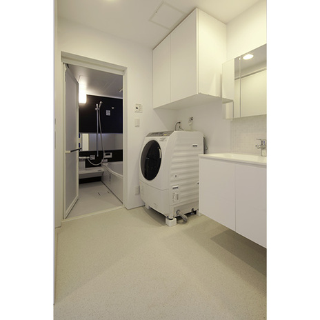 白を基調とした清潔感のある水廻りスペース