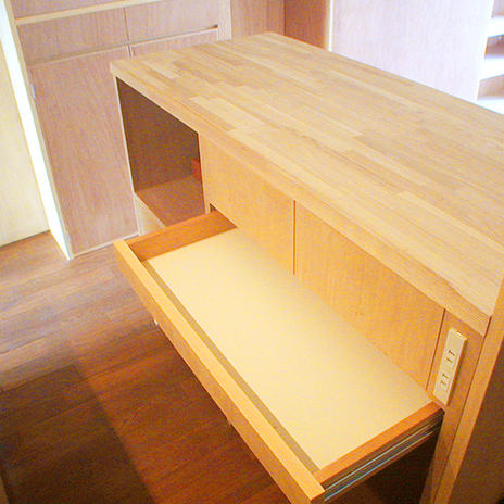 ラワン材の家具を採用して優しい印象の室内に