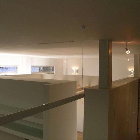 部屋のように仕切られているが天井部分は開放され繋がっているワンルームスペース