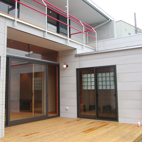 陽の光が気持ちよい1階テラスと2階バルコニー