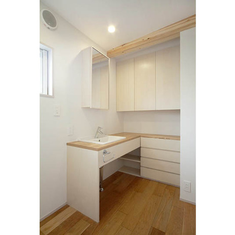 たっぷり収納のL字型洗面台