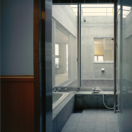 グレーで落ち着いた雰囲気のバスルーム