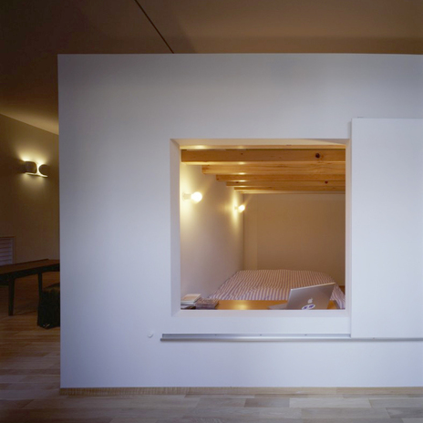 小さな箱の部屋のような寝室