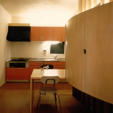 天井に間接照明の光が広がるダイニングキッチン