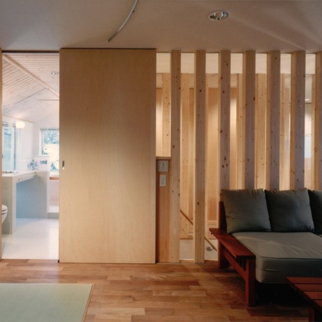 天井までのハイドアで建具もすっきりしたデザイン