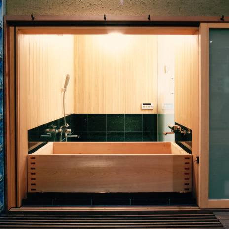 木のぬくもりを感じらながらゆったりできる木製浴槽