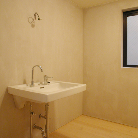 雑貨や照明を入れて行くのが楽しみなシンプルな洗面スペース