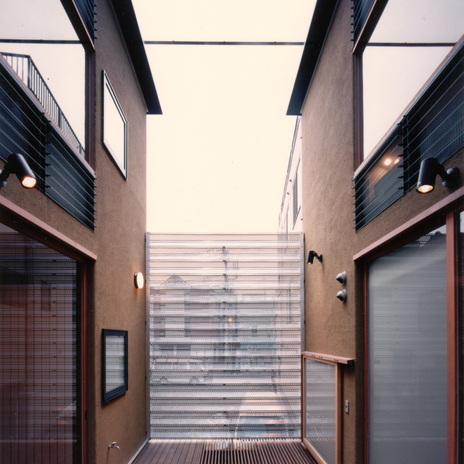 中庭の様な2階のデッキテラス