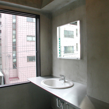 躯体現しの壁と天井にステンレスがマッチする洗面台躯体現しの壁と天井にステンレスがマッチする洗面台