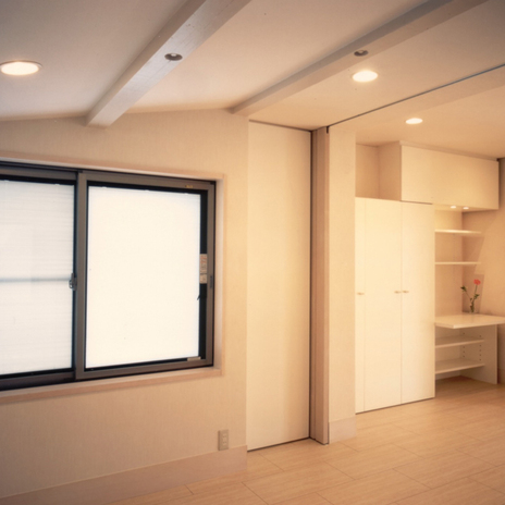 天井まである引き戸を閉めてワンルームを仕切っても使える