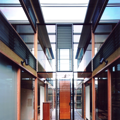 デッキテラスは透明なポリカーボネートの屋根で半屋外空間