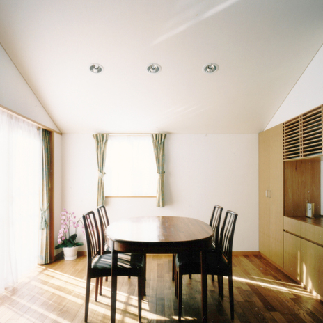 勾配天井が広々した雰囲気のダイニング