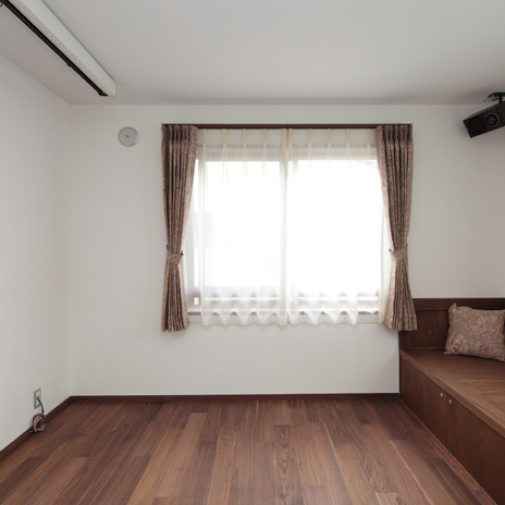 木製の造り付けベンチ