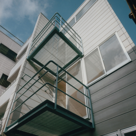 バルコニーの床もグレーチングで室内に採光を