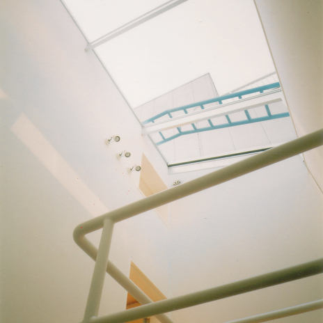 建物中央にトップライトのある階段室で明るい室内